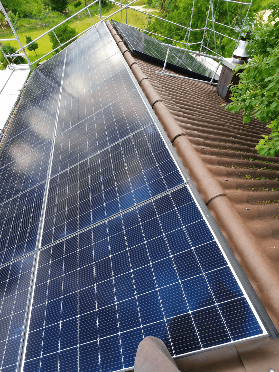 Roof-mounted photovoltaic installation in Movelier JU